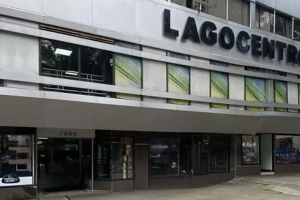 Entrada principal del edificio LagoCentro, con el número 79-69 sobre la puerta