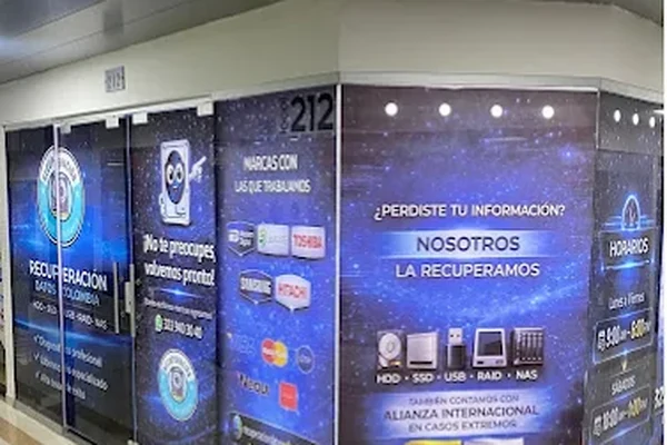 Vitrina del local 212 de RDC dentro del centro comercial LagoCentro